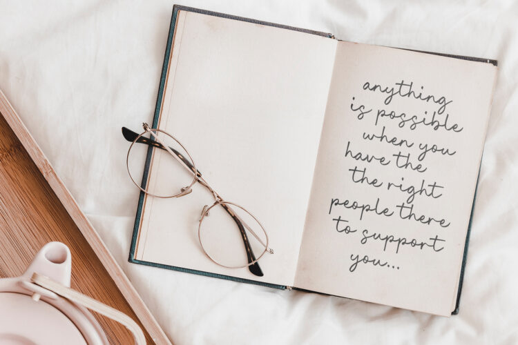 Queen Lorient - Handwritten Script Font - Image 4